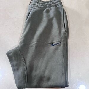 Nike men’s green Sweatpants